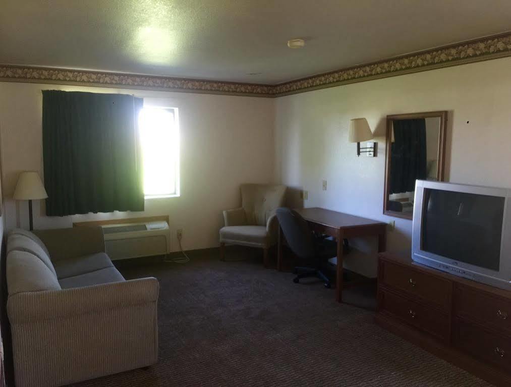 Super 8 By Wyndham Shenandoah Hotel Exterior photo