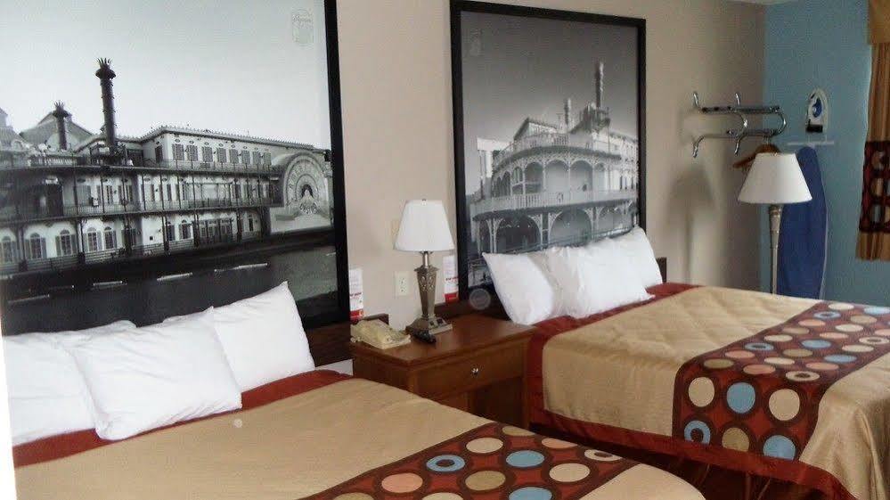 Super 8 By Wyndham Shenandoah Hotel Exterior photo